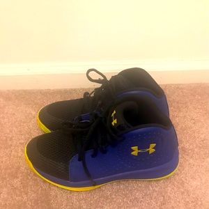 Good quality pair of kids sneakers. Barely used.